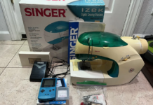 Singer Izek, la macchina da cucire col Game Boy. singer izek macchina da cucire collaborazione con nintendo gameboy color foto contenuto scatola