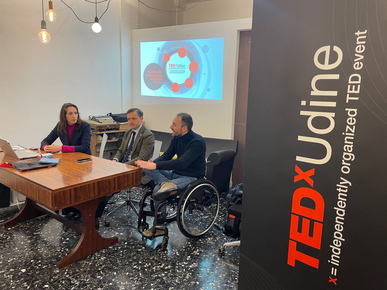 Sbilanciati: TEDx Udine 2024 sfida il presente e guarda al futuro con sguardo a sostenibilità. 1 sbilanciati tedx udine 2024 conferenza stampa presentazione evento presso libreria tarantola udine
