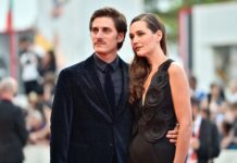 Luca Marinelli e Alissa Jung in Death Stranding 2. luca marinelli e alissa jung interpretano Neil e Lucy su death stranding 2 on the beach per decisione di hideo kojima di kojima productions