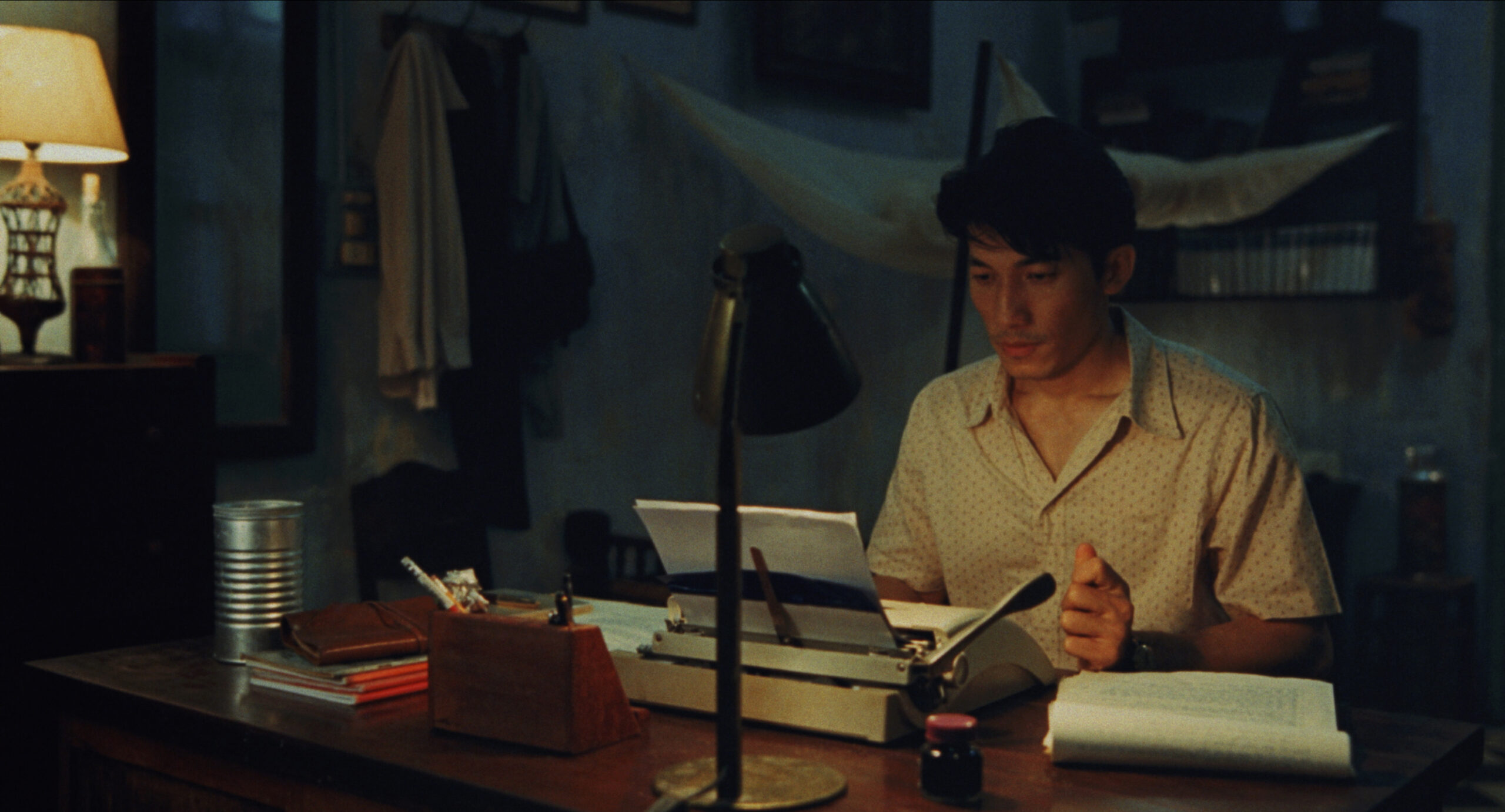 Ky Nam Inn recensione FEFF28 1 ky nam inn protagonista film vietnam far east film festival 28 feff28 che scrive sulla macchina da scrivere traduzione de il piccolo principe